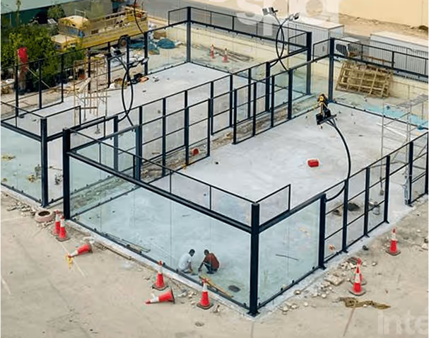 Padelspieler auf dem Platz während eines Padelurlaubs