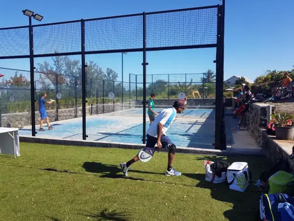 Terrain de padel : Akoya Hotel & Spa, Saint-Gilles-les-Bains - photo 1