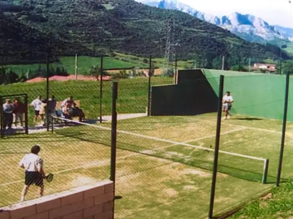Padelplatz bei Apartamentos Alquitara, Kantabrien - Foto 2