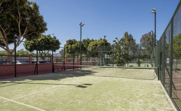 Terrain de padel : Aparthotel ILUNION Miramar, Andalousie - photo 1