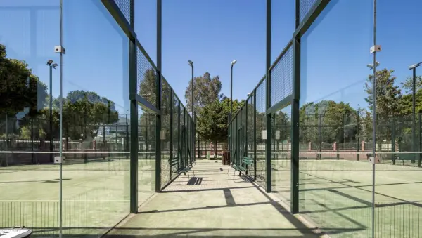 Terrain de padel : Aparthotel ILUNION Miramar, Andalousie - photo 2