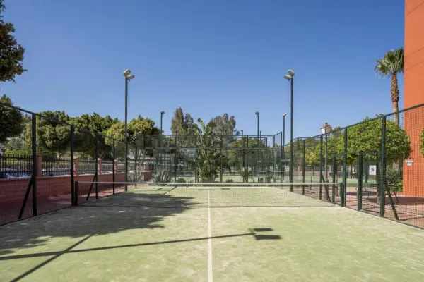 Terrain de padel : Aparthotel ILUNION Miramar, Andalousie - photo 3