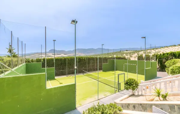 Padelplatz bei Baena Mountain views Padel Villa, Andalusien - Foto 1