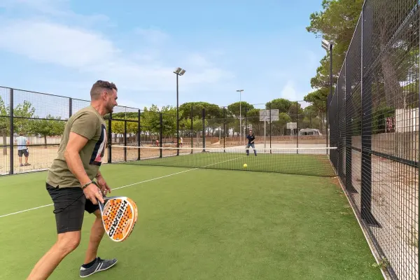 Terrain de padel : Camping Sandaya Cypsela Resort, Catalogne - photo 1