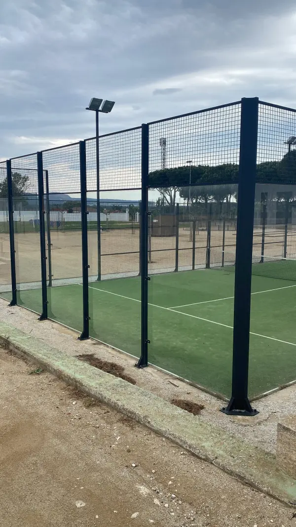 Terrain de padel : Camping Sandaya Cypsela Resort, Catalogne - photo 2