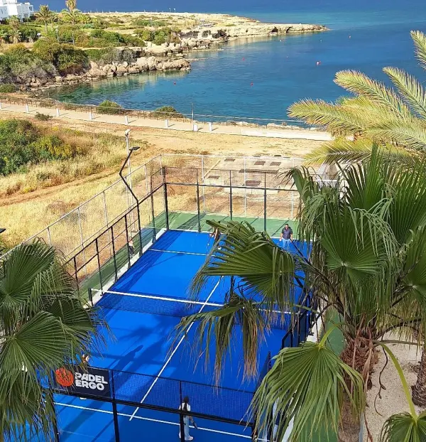 Pista de pádel en Coralli Spa Resort & Residence, Protaras - foto 1