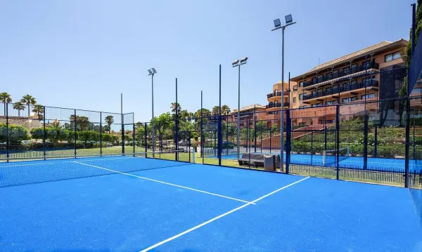 Terrain de padel : DoubleTree by Hilton Islantilla Beach Golf Resort, Andalousie - photo 1