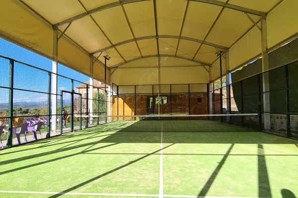 Padelplatz bei El Puig De Fonollet, Katalonien - Foto 1