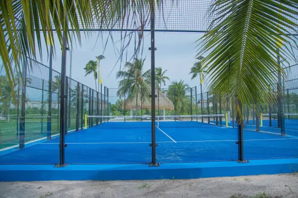 Padelplatz bei Emerald Maldives Resort & Spa, Raa-Atoll - Foto 3