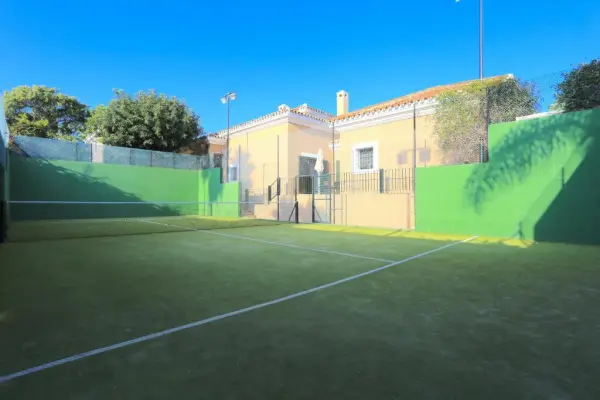 Terrain de padel : Estepona Padel Villa, Andalousie - photo 1