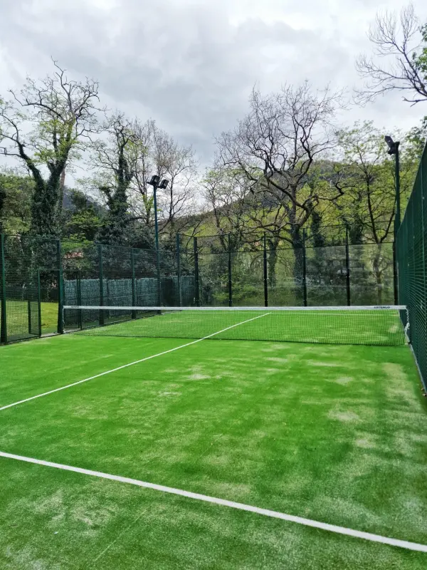 Padelplatz bei Gran Hotel Balneario De Puente Viesgo, Kantabrien - Foto 1