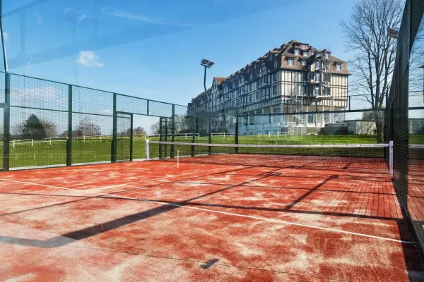 Padelplatz bei Hôtel Barrière L'Hôtel du Golf, Normandie - Foto 1