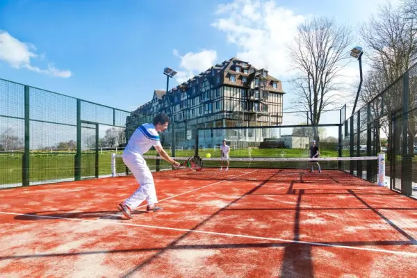 Padelplatz bei Hôtel Barrière L'Hôtel du Golf, Normandie - Foto 2