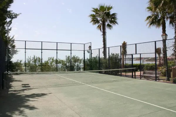 Terrain de padel : H10 Estepona Palace, Andalousie - photo 1