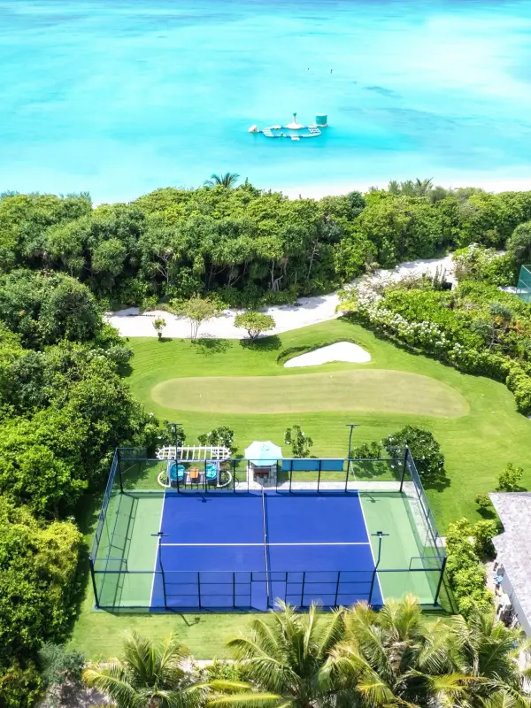 Padelplatz bei Hideaway Beach Resort & Spa, Dhidhdhoo - Foto 1