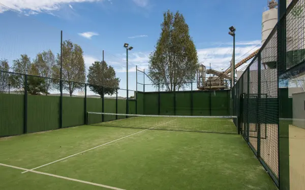 Terrain de padel : Hilton Garden Inn Sevilla, Andalousie - photo 2