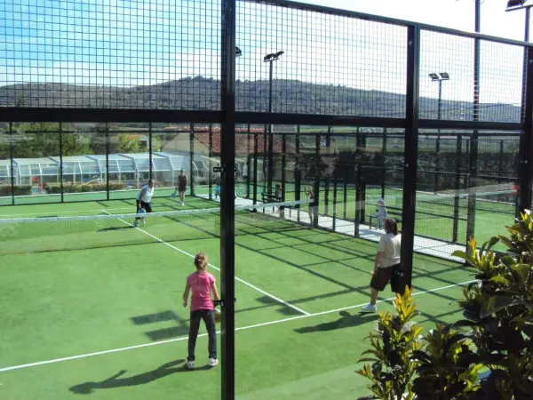 Padelplatz bei Hotel de Montaña Rubielos, Aragonien - Foto 1