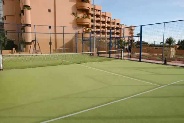 Pista de pádel en Hotel Ibersol Almuñécar Beach & Spa, Andalucía - foto 2