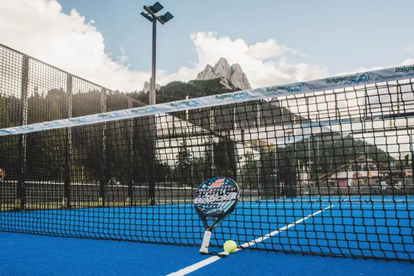 Padelplatz bei Hotel Ladinia Dolomites View, Südtirol - Foto 2