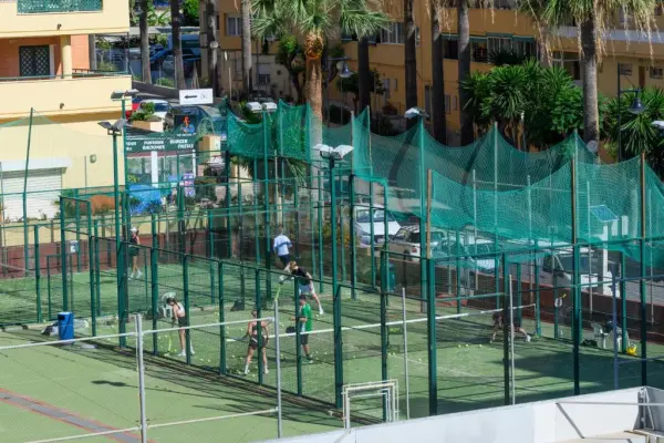 Terrain de padel : Hotel Monarque Fuengirola Park, Andalousie - photo 1