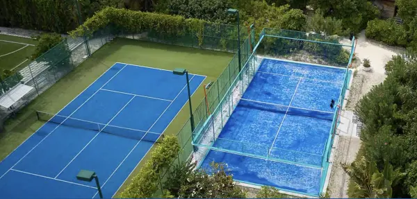 Padelplatz bei Hurawalhi Island Resort, Lhaviyani-Atoll - Foto 1