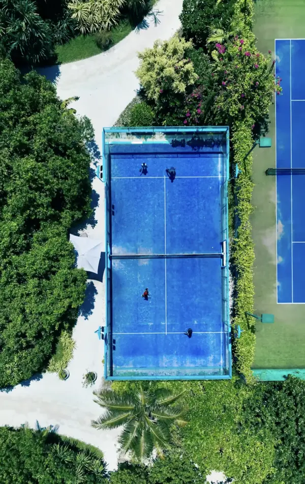 Padelplatz bei Hurawalhi Island Resort, Lhaviyani-Atoll - Foto 2