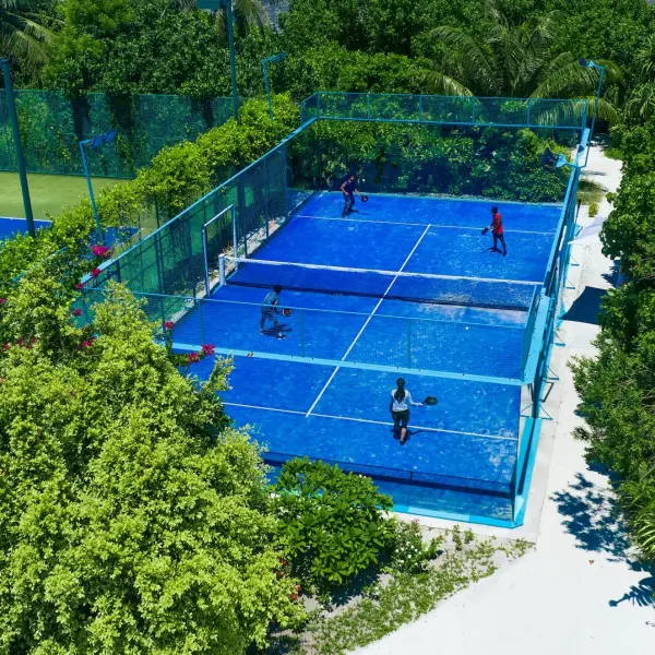 Padelplatz bei Hurawalhi Island Resort, Lhaviyani-Atoll - Foto 3