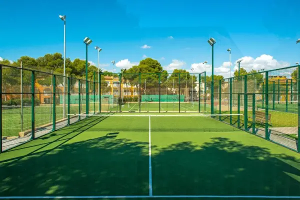 Padelplatz bei Iberostar Waves Club Cala Barca All Inclusive, Balearen - Foto 1