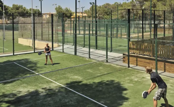 Padelplatz bei Iberostar Waves Club Cala Barca All Inclusive, Balearen - Foto 3