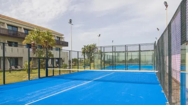 Padelplatz bei Ilunion Calas de Conil, Andalusien - Foto 2