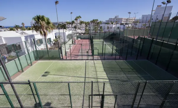 Pista de pádel en ILUNION Costa Sal Lanzarote, Islas Canarias - foto 2
