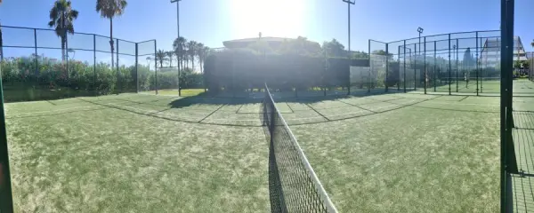 Terrain de padel : Ilunion Islantilla Hotel, Andalousie - photo 1
