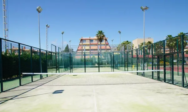 Terrain de padel : Ilunion Islantilla Hotel, Andalousie - photo 2