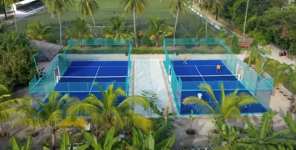 Padelplatz bei Kuredu Resort & Spa, Lhaviyani-Atoll - Foto 1