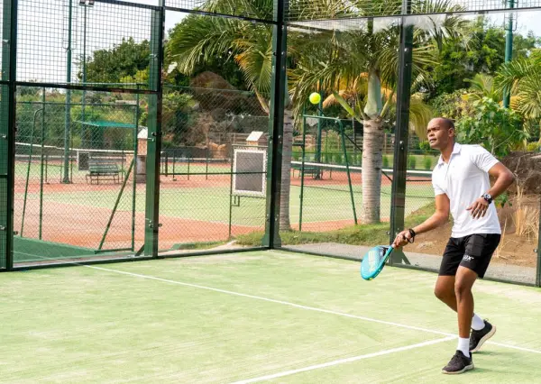 Padelplatz bei LUX* Grand Gaube Resort & Villas, Rivière du Rempart - Foto 1
