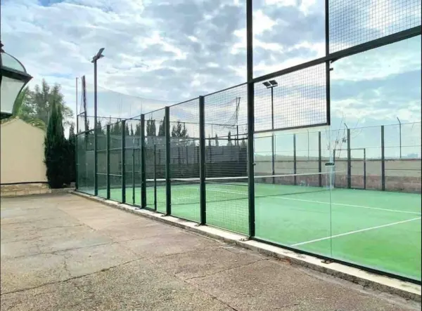 Pista de pádel en Montequinto Padel Villa, Andalucía - foto 1