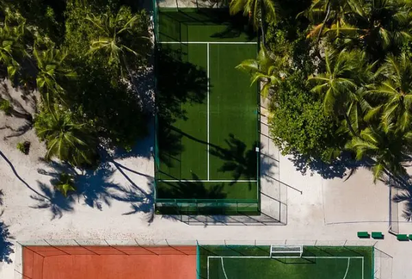 Padelplatz bei NAKAI Alimathà Resort, Vaavu-Atoll - Foto 1