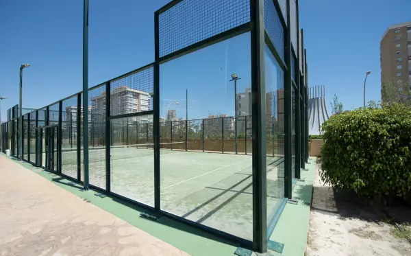 Padelplatz bei Port Alicante City & Beach, Region Valencia - Foto 3