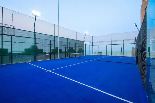 Pista de pádel en Radisson Blu Hotel, Kuwait, Gobernación de Hawalli - foto 2