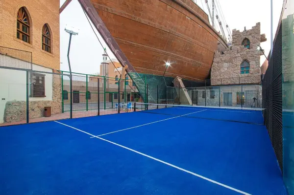 Terrain de padel : Radisson Blu Hotel, Kuwait, Gouvernorat de Hawalli - photo 3