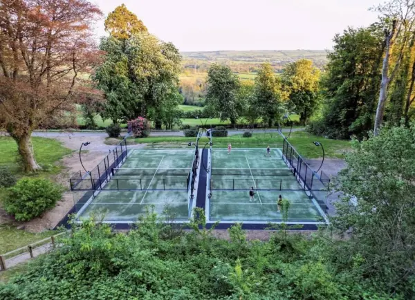 Padelplatz bei The Coed-y-Mwstwr Hotel, Bridgend - Foto 4