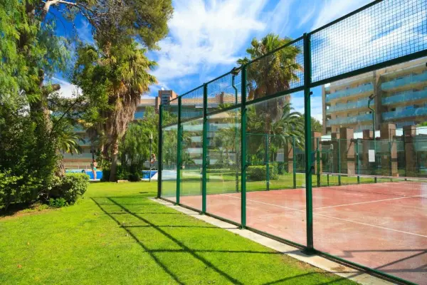 Terrain de padel : UHC Spa Aqquaria Family Complex, Catalogne - photo 2
