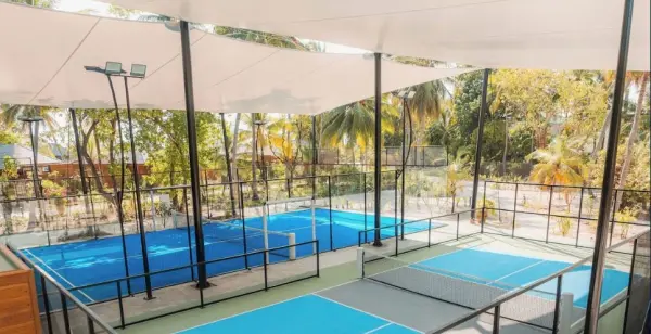 Padelplatz bei Veligandu Maldives Resort Island, Nord-Ari-Atoll - Foto 3